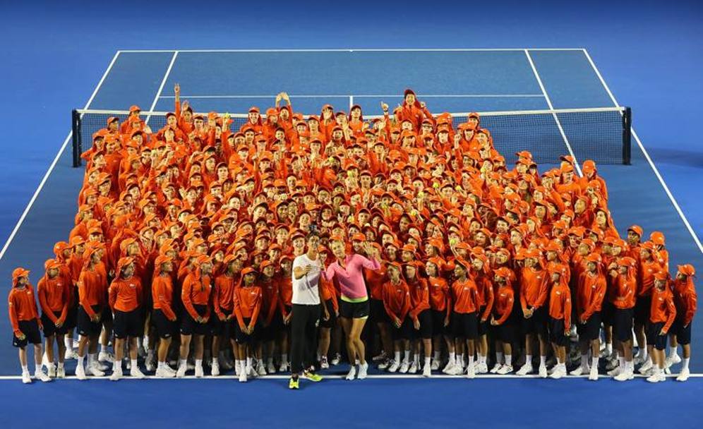 Maria Sharapova e il giovane collega australiano Thanasi Kokkinakis (in finale nel torneo jr del 2013) posano per un selfie con i raccattapalle degli Australian Open che prenderanno il via il prossimo 19 gennaio a Melbourne. Getty Images 